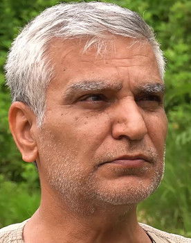 Eshagh Masoumi as Carpenter