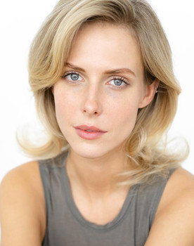 Oksana Streltsova as Алёна