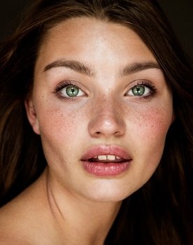 Leia Holtwick as Lou