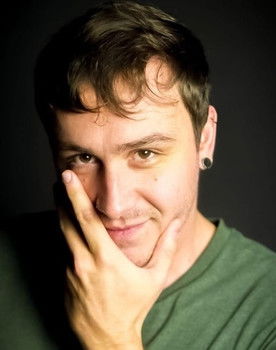 Vitor Tonsig as Pedro