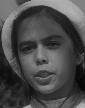 Marina Boitsova as Zina Kruglova