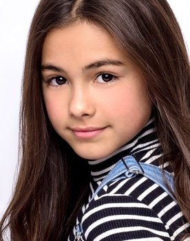 Lumi Pollack as Amelia Cavell