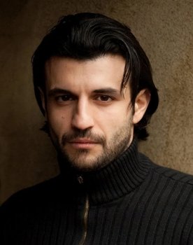 Sam Vincenti as Akbar