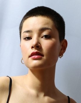 Ayumi Roux as Eva