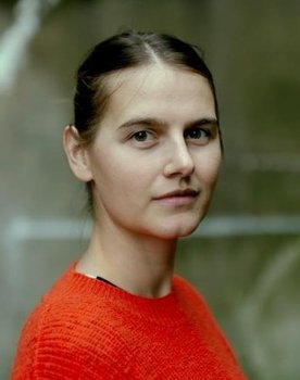 Malou Reymann as Liv