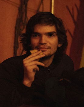 Riccardo Walmir as Sujeito que Odeia Poeira/ Poeira Maldita/ Pai do Sujeito