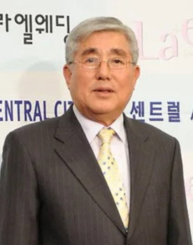 Lee Sinjae as 