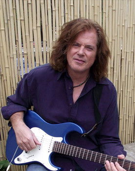 Michael Thompson as Guitar