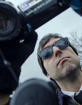 Raúl Melero as Voice off