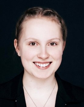 Johanna Poll as Background actor