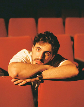 Ferran Devesa as Víctor / Valtir