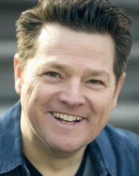 Craig Geraghty as Mike Powers