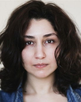 Katayoon Latif as Aida