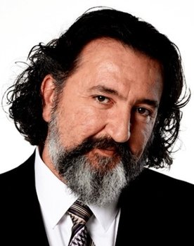 Renan Bilek as Engin Yaman