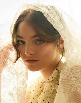 Isabel Myers as Chloe