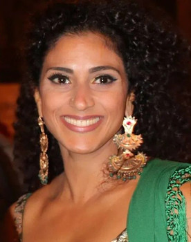 Najoua Zouhair as Mouna