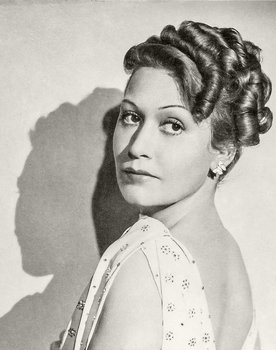 Heli Finkenzeller as Violet Warwick