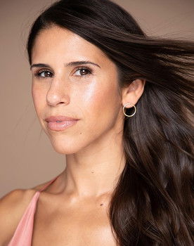 Estefany Gomez as Vera Cruz