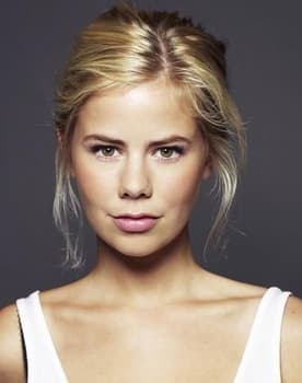 Julie Zangenberg as Helene