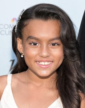 Summer Rose Castillo as Elaine (8 Years Old)