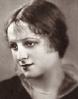 Evelyn Holt as Das Mädel