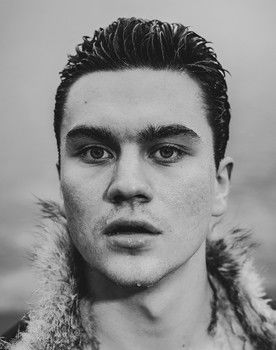 Aksel Ojari as Junior