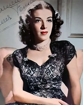 Angelines Fernández as Dona Clotilde