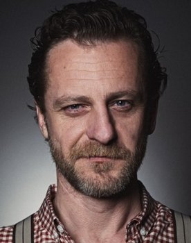 Levent Sülün as Ali