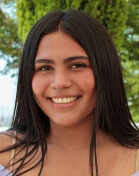 Berenice Beltrán as Extra #2