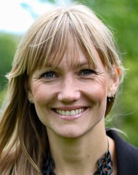 Sara Lygum as Vært