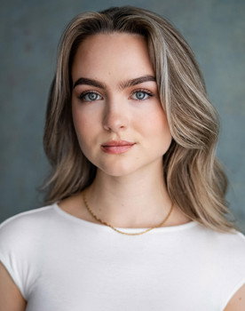 Jasmine Kheen as Pianist