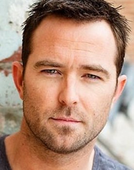 Sullivan Stapleton Photo