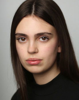 Esther Mejorada as Iria