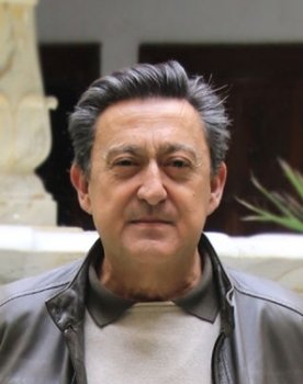 Mariano Peña as Julián