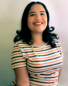 Génesis Azuaje as Extra Estudiante