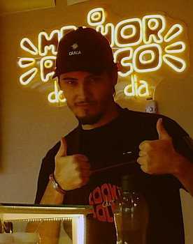 Guilherme Henrique Barboza as Garçom