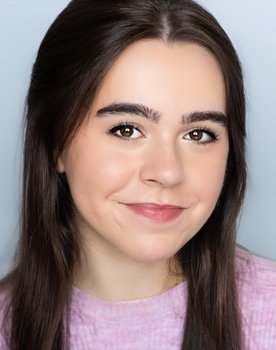 Ava Bianchi as Maxine