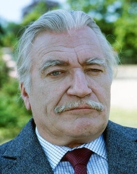 Nigel Davenport as Sir Harry Wotton