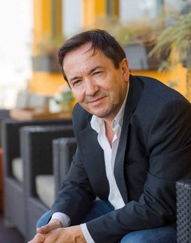 Adriano Luz as 