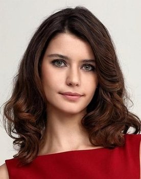 Beren Saat as Yağmur Özden / Derin Çelik