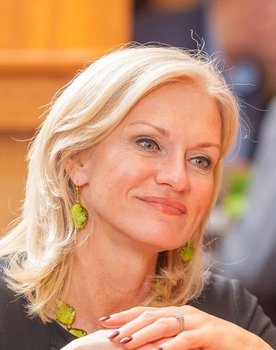 Jana Rubīna as Kaimiņiene