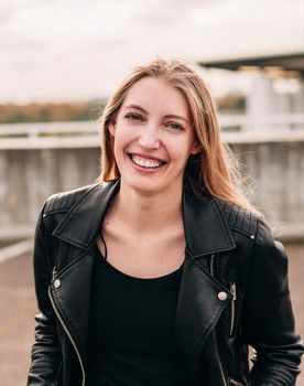 Inga Käfer as Benza's Client