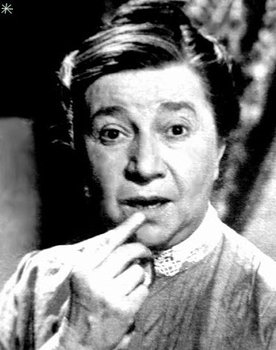 Pauline Carton as Tante Scholastique