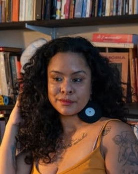 Lívia Lopes as Luiza