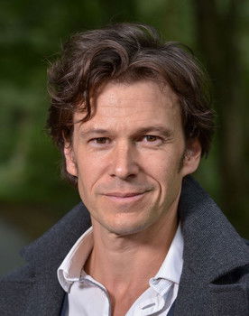 Tom Neal as Préfet Amgot