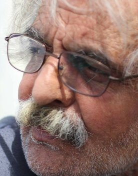 Muhammed Waheed Kazak as The crazy old man