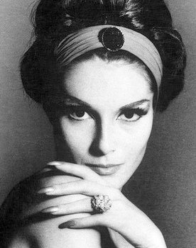Mónica Randall as 