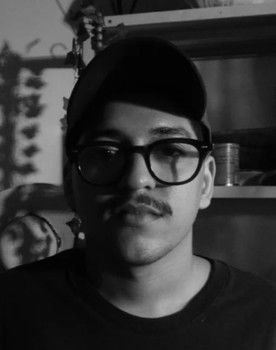 Victor Azê as Ele mesmo