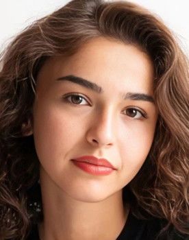 Yağmur Atmaca as Gül