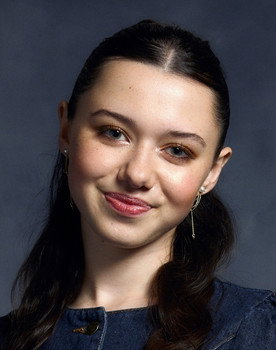 Violet McGraw as Young Nell